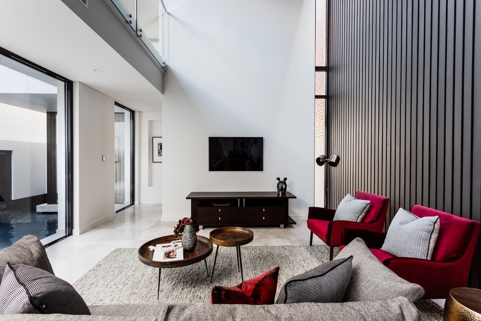 Ispirazione per un soggiorno design aperto con pareti bianche, TV a parete e pavimento grigio