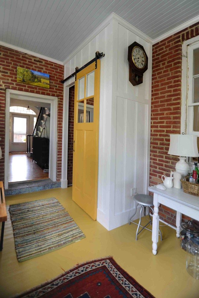 Идея дизайна: гостиная комната в стиле фьюжн с желтым полом
