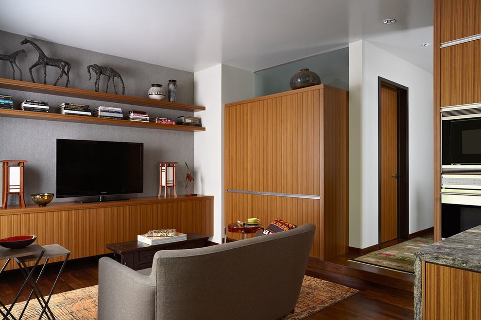 Идея дизайна: открытая гостиная комната в стиле модернизм с белыми стенами, паркетным полом среднего тона и отдельно стоящим телевизором без камина
