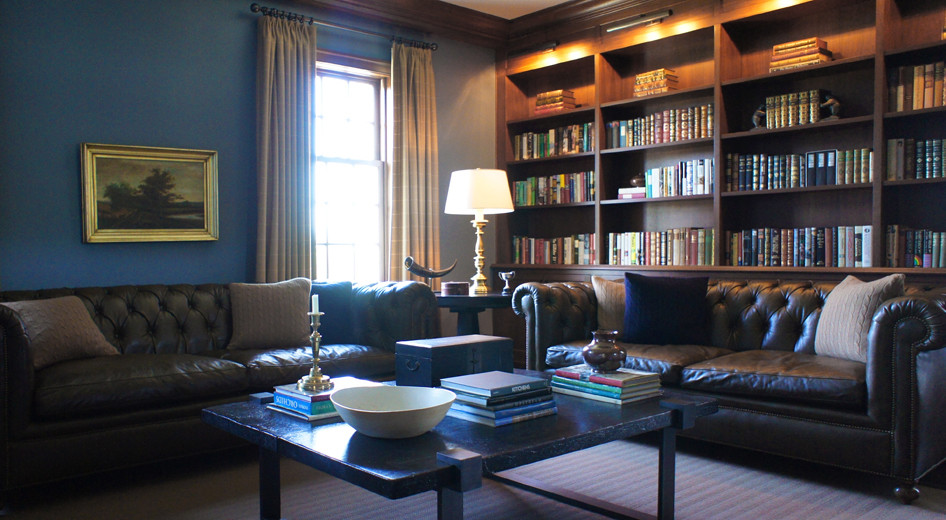 На фото: изолированная гостиная комната среднего размера в классическом стиле с с книжными шкафами и полками, синими стенами и ковровым покрытием без камина, телевизора