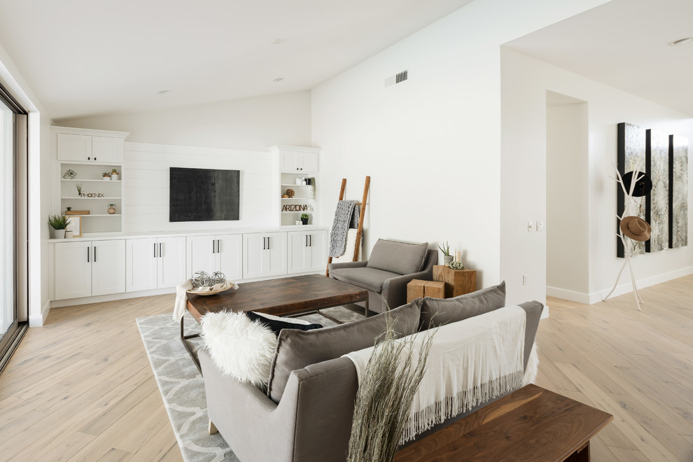 Großes, Offenes Modernes Wohnzimmer ohne Kamin mit weißer Wandfarbe, hellem Holzboden, TV-Wand und beigem Boden in Phoenix