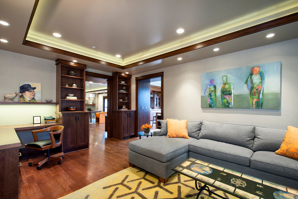 Ejemplo de sala de estar actual con suelo de madera en tonos medios