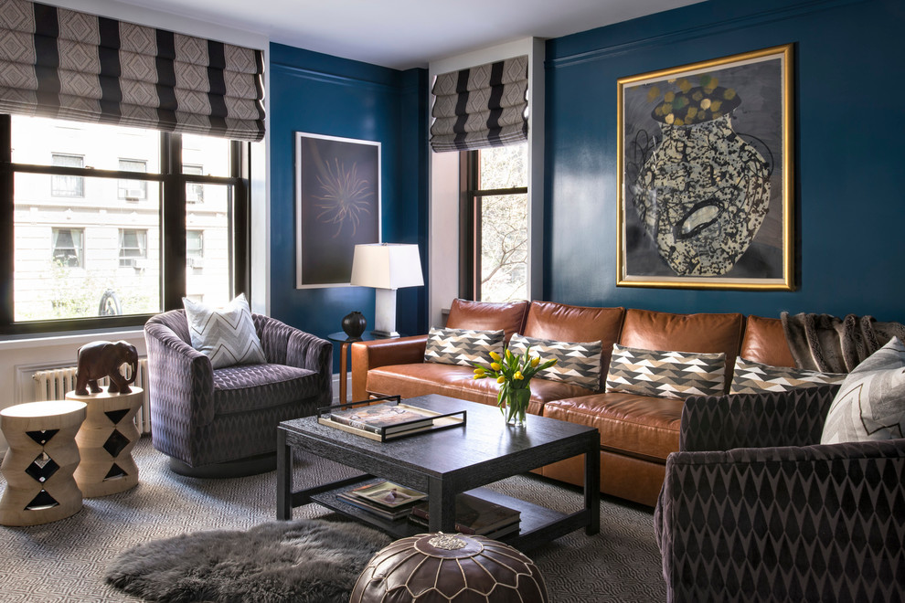 Mittelgroßes, Fernseherloses, Abgetrenntes Klassisches Wohnzimmer ohne Kamin mit blauer Wandfarbe, Teppichboden und beigem Boden in New York