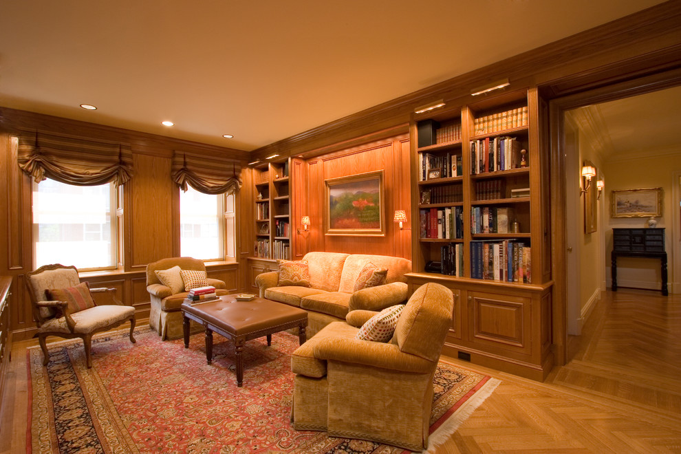 Imagen de sala de estar con biblioteca tipo loft tradicional de tamaño medio con paredes marrones y suelo de madera en tonos medios