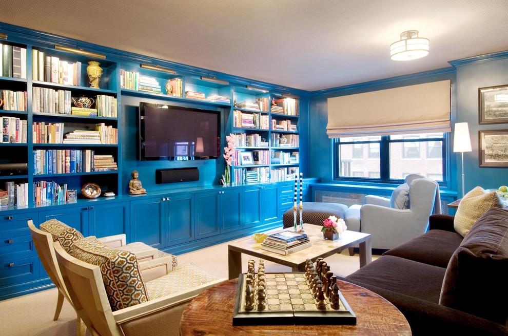 Идея дизайна: гостиная комната в современном стиле с с книжными шкафами и полками и коричневым диваном