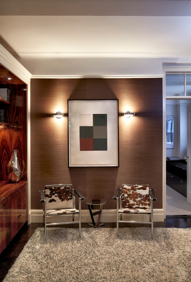 Immagine di un soggiorno contemporaneo con pareti marroni, parquet scuro e nessuna TV