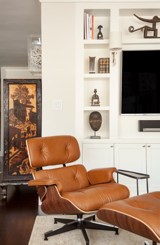 Ejemplo de sala de estar con biblioteca abierta contemporánea de tamaño medio con paredes blancas, suelo de madera oscura, pared multimedia y suelo marrón