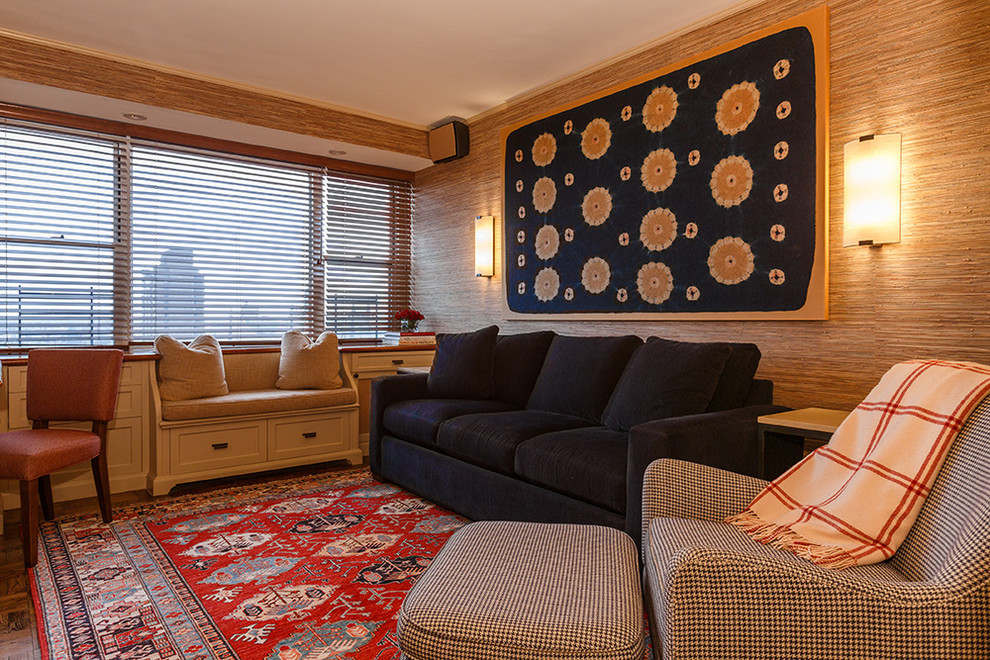 Ejemplo de sala de estar cerrada ecléctica de tamaño medio sin chimenea con paredes beige, suelo de madera en tonos medios y pared multimedia