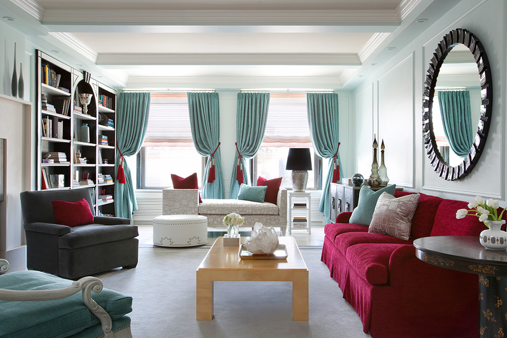 На фото: гостиная комната в стиле неоклассика (современная классика) с с книжными шкафами и полками с
