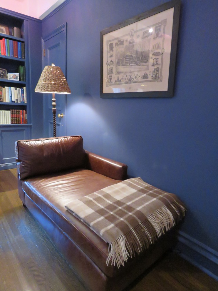 Cette photo montre une salle de séjour chic de taille moyenne et fermée avec une bibliothèque ou un coin lecture, un mur bleu, parquet foncé, aucune cheminée, aucun téléviseur et un sol marron.