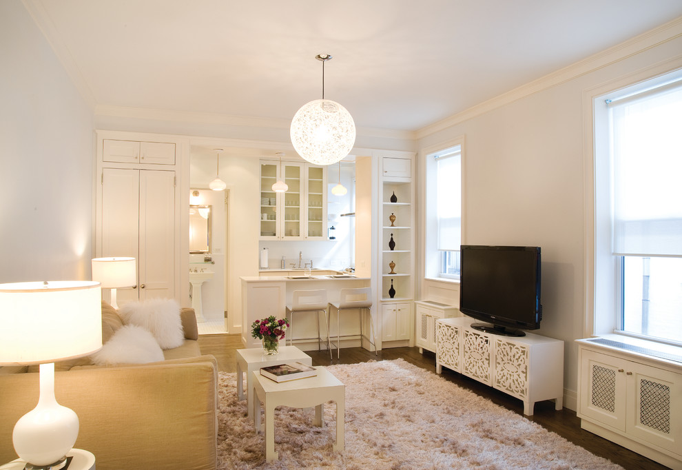 Foto di un piccolo soggiorno design aperto con pavimento in legno massello medio, TV autoportante, pavimento marrone e pareti grigie