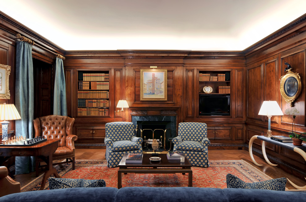 На фото: большая изолированная гостиная комната в классическом стиле с паркетным полом среднего тона, стандартным камином, отдельно стоящим телевизором, с книжными шкафами и полками, коричневыми стенами, фасадом камина из камня и синими шторами