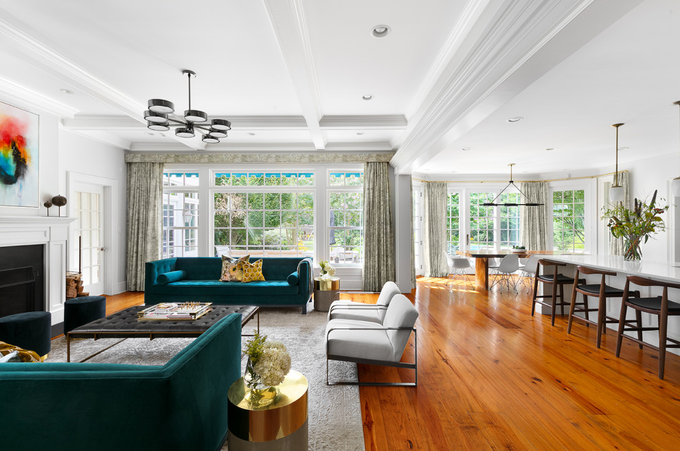 Ispirazione per un grande soggiorno moderno aperto con pareti bianche, pavimento in legno massello medio e camino classico