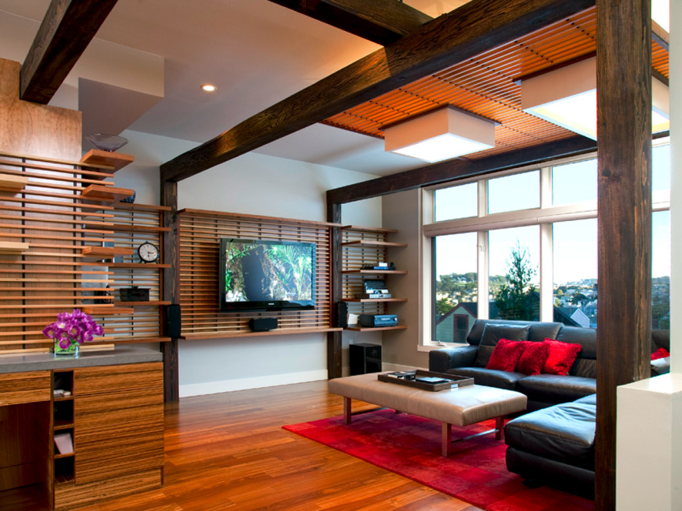 Modernes Wohnzimmer mit grauer Wandfarbe, braunem Holzboden und TV-Wand in San Francisco