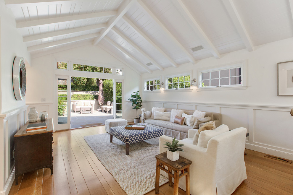 Ispirazione per un soggiorno classico con pareti bianche, pavimento in legno massello medio, pavimento marrone e tappeto