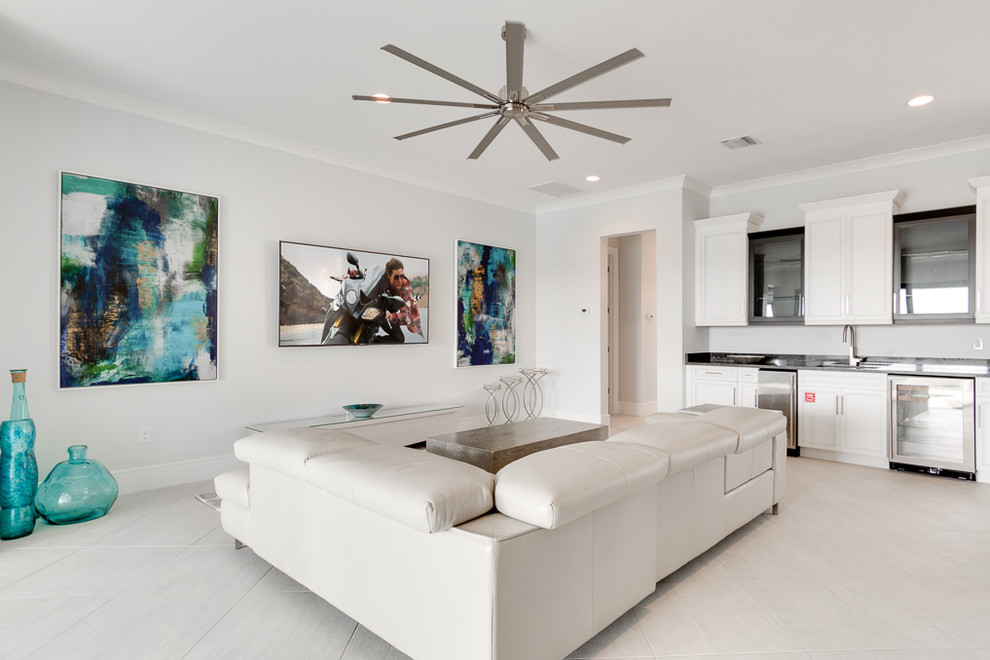 Großes, Offenes Klassisches Wohnzimmer mit Hausbar, weißer Wandfarbe, Porzellan-Bodenfliesen und TV-Wand in Orlando