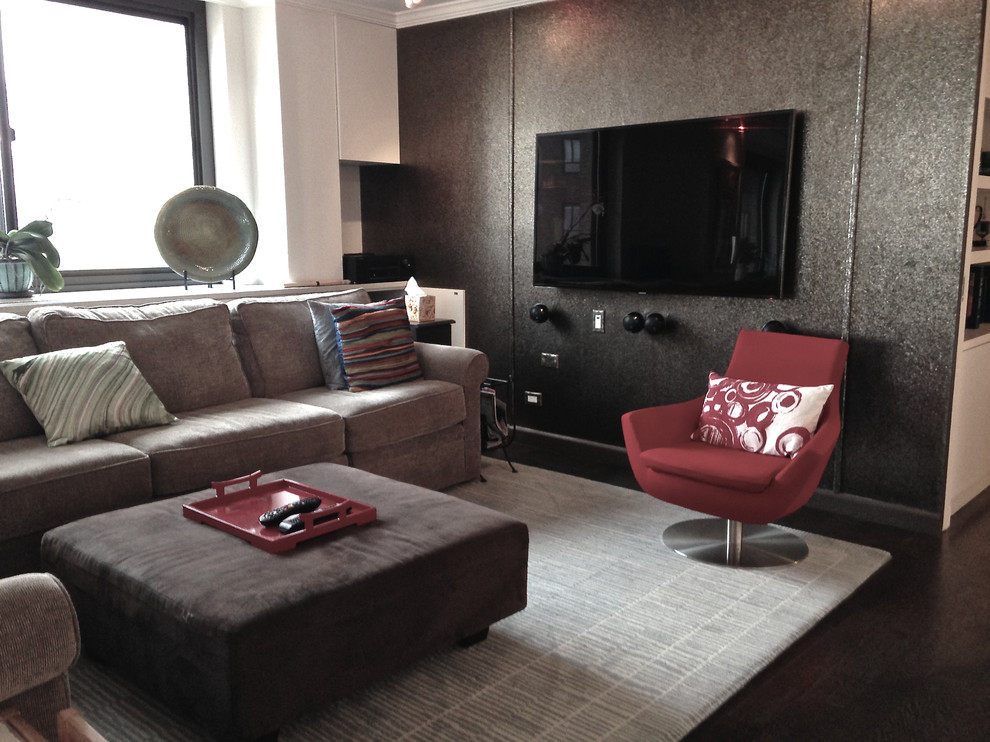 Offener Moderner Hobbyraum ohne Kamin mit grauer Wandfarbe, dunklem Holzboden und TV-Wand in New York