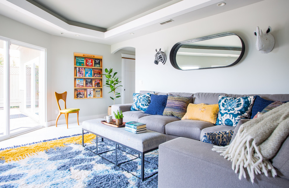 На фото: большая изолированная гостиная комната в стиле фьюжн с серыми стенами, ковровым покрытием и разноцветным полом