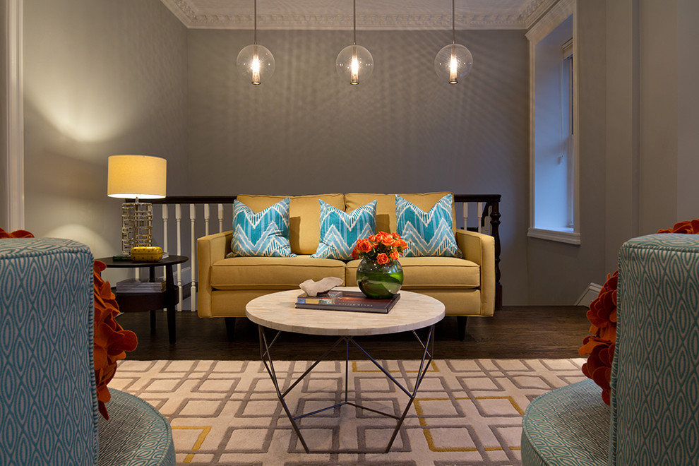На фото: двухуровневая гостиная комната в стиле неоклассика (современная классика) с серыми стенами и темным паркетным полом без камина с