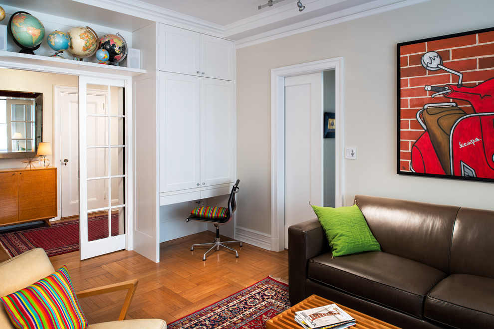 Abgetrenntes Modernes Wohnzimmer mit beiger Wandfarbe und braunem Holzboden in New York