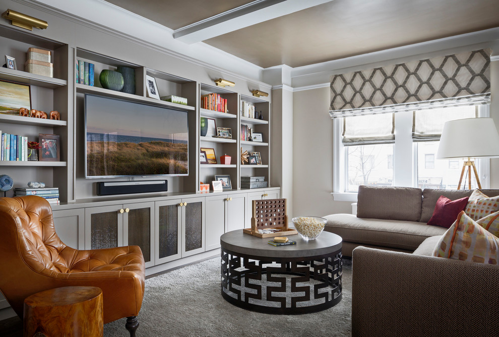 Klassisches Wohnzimmer mit beiger Wandfarbe, TV-Wand und grauem Boden in New York