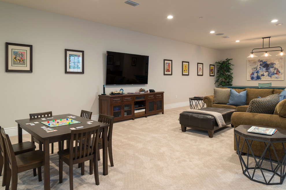 На фото: двухуровневая гостиная комната среднего размера в современном стиле с бежевыми стенами, ковровым покрытием, телевизором на стене и бежевым полом без камина