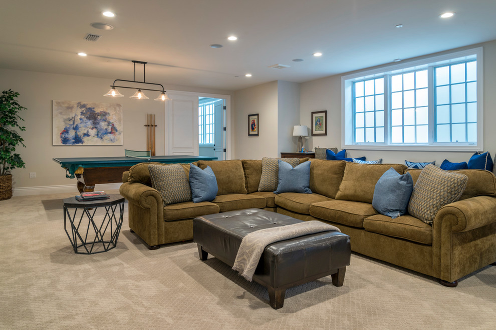 Foto di un soggiorno design di medie dimensioni e stile loft con pareti beige, moquette, nessun camino, TV a parete e pavimento beige