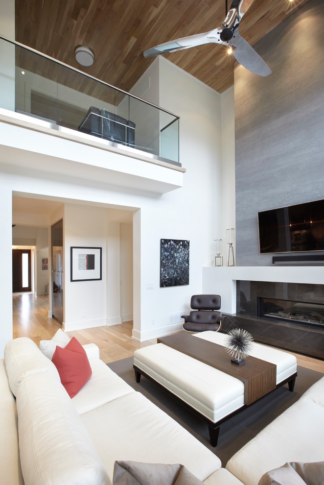 Пример оригинального дизайна: открытая гостиная комната среднего размера в стиле модернизм с белыми стенами, светлым паркетным полом, горизонтальным камином, фасадом камина из плитки и телевизором на стене