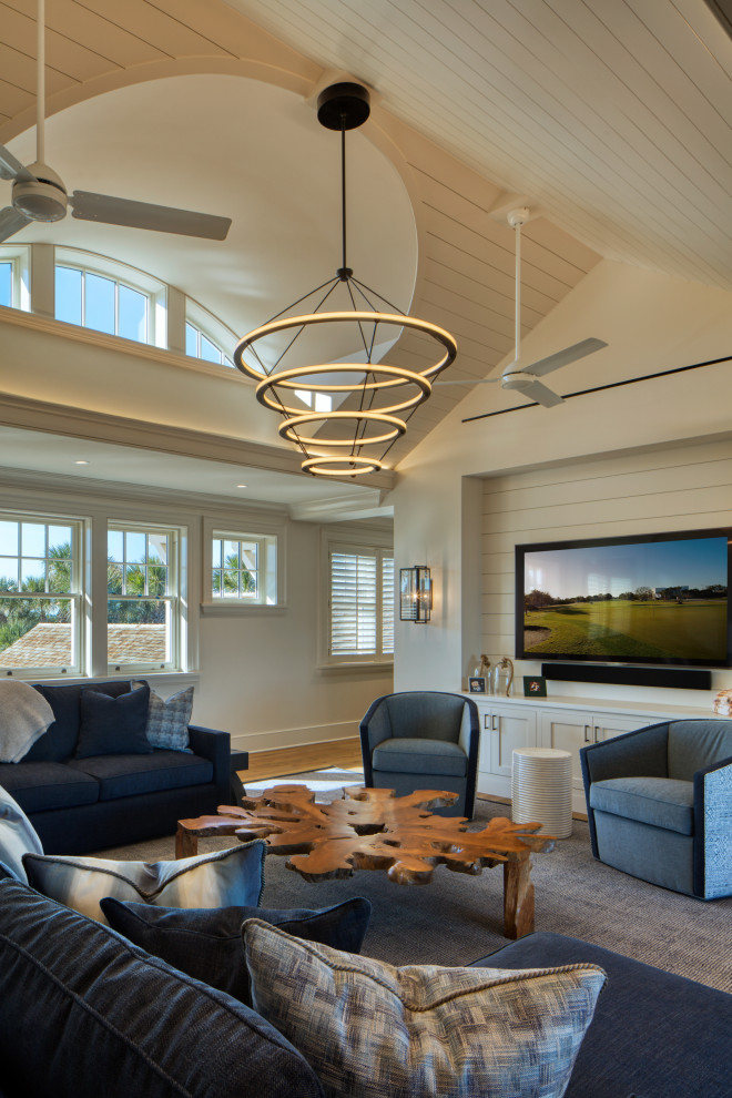 Стильный дизайн: большая открытая гостиная комната в морском стиле с белыми стенами, телевизором на стене, коричневым полом, сводчатым потолком, светлым паркетным полом и деревянными стенами - последний тренд