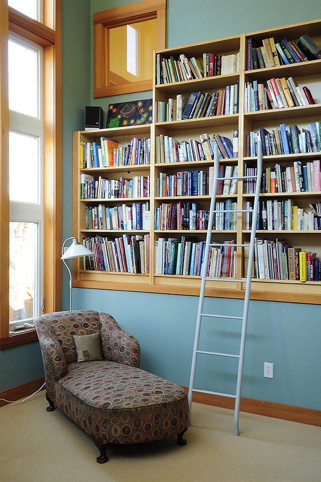 Ispirazione per un soggiorno chic con libreria, pareti blu e moquette