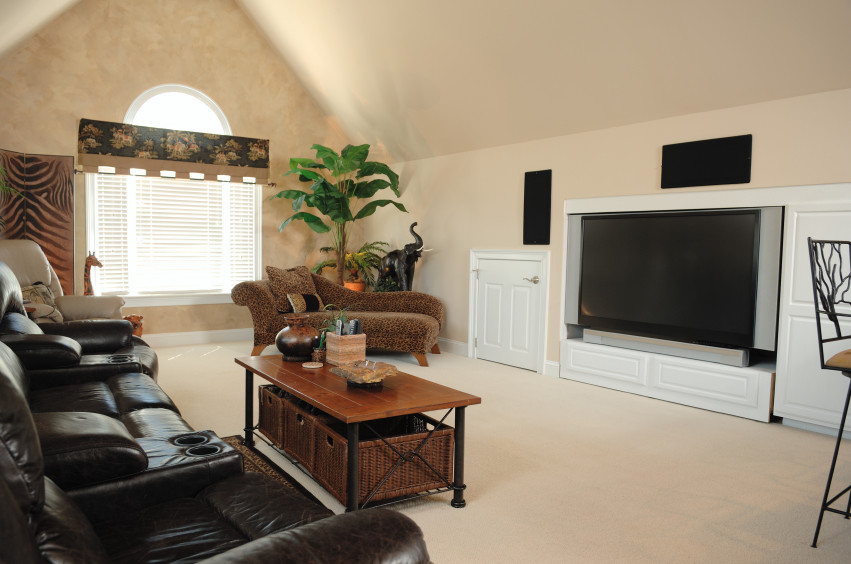 Immagine di un soggiorno chic di medie dimensioni e chiuso con sala giochi, pareti beige, moquette e parete attrezzata