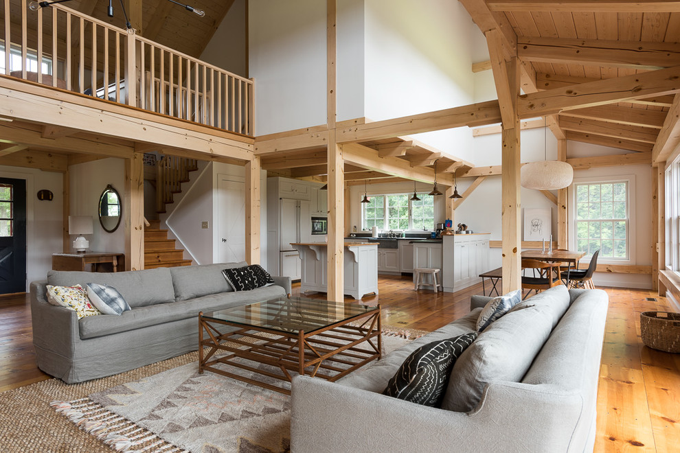 Ispirazione per un ampio soggiorno country aperto con pareti bianche e pavimento in legno massello medio