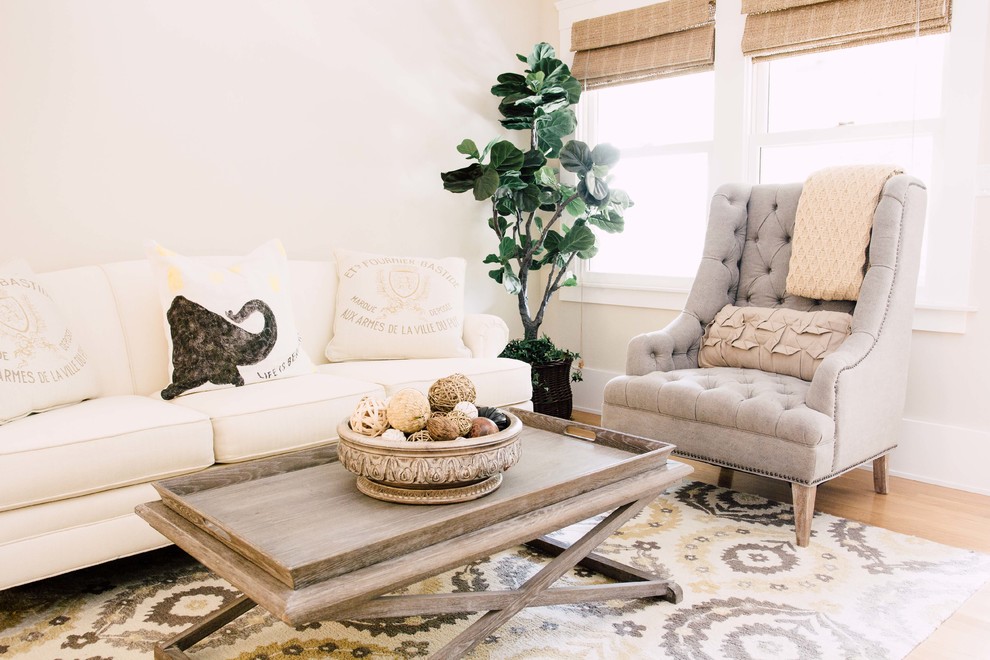 Foto di un soggiorno country con pareti beige e parquet chiaro