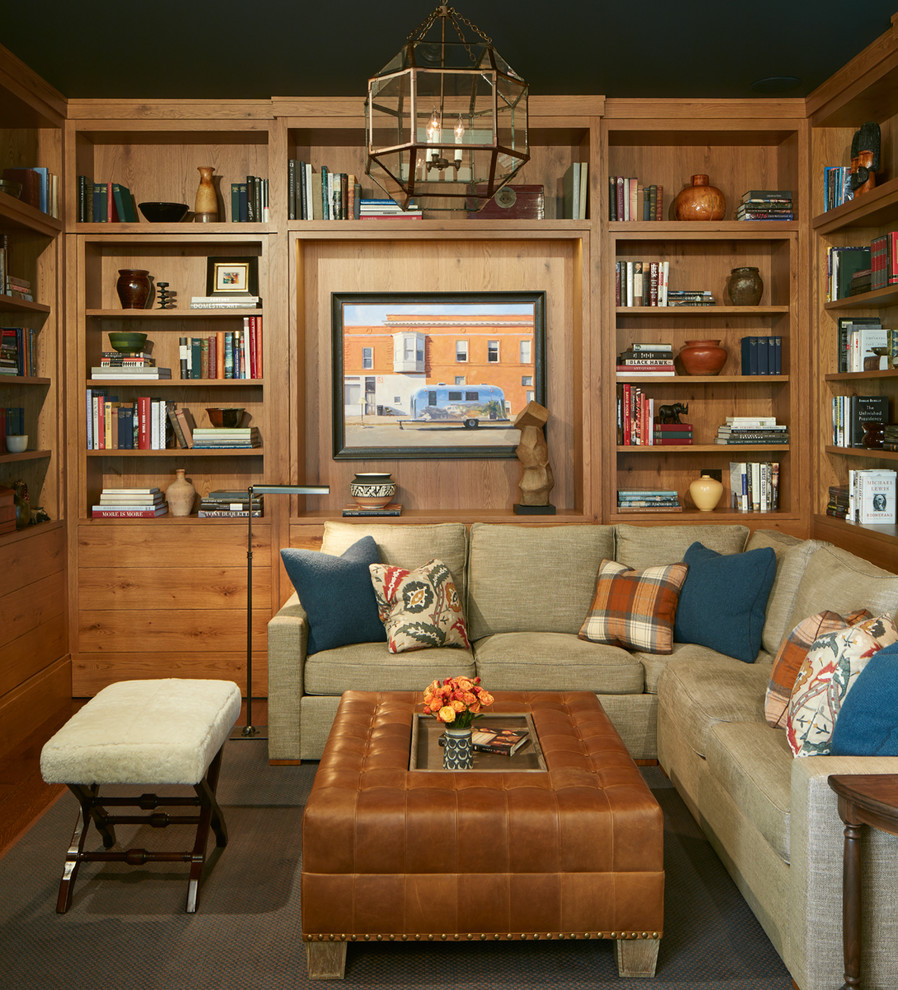 Réalisation d'une salle de séjour tradition de taille moyenne et fermée avec une bibliothèque ou un coin lecture et un sol en bois brun.
