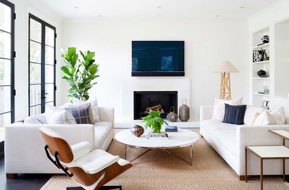 Diseño de sala de estar abierta minimalista de tamaño medio con paredes blancas, suelo de madera oscura, todas las chimeneas, marco de chimenea de piedra, televisor colgado en la pared y alfombra