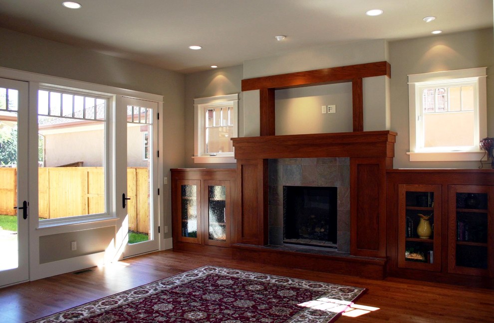 Großes Uriges Wohnzimmer mit braunem Holzboden, Kamin und Kaminumrandung aus Stein in Denver