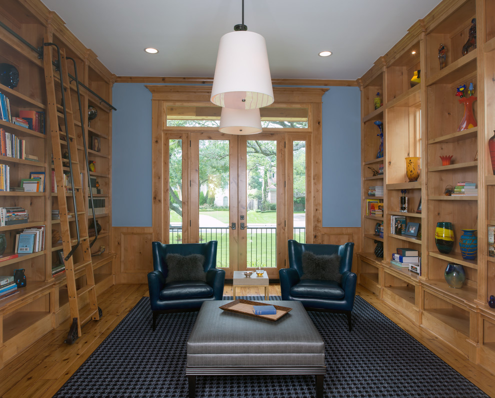 Свежая идея для дизайна: изолированная гостиная комната среднего размера в классическом стиле с с книжными шкафами и полками, синими стенами и светлым паркетным полом без камина, телевизора - отличное фото интерьера