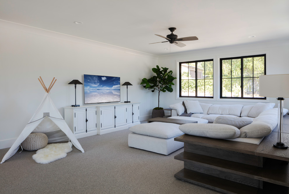 Mittelgroßer, Offener Landhaus Hobbyraum ohne Kamin mit weißer Wandfarbe, braunem Holzboden, TV-Wand und beigem Boden in San Francisco