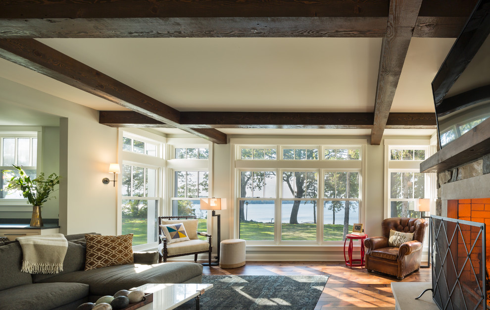 Mittelgroßes, Offenes Modernes Wohnzimmer mit braunem Holzboden, Kamin, Kaminumrandung aus Stein und Multimediawand in Minneapolis