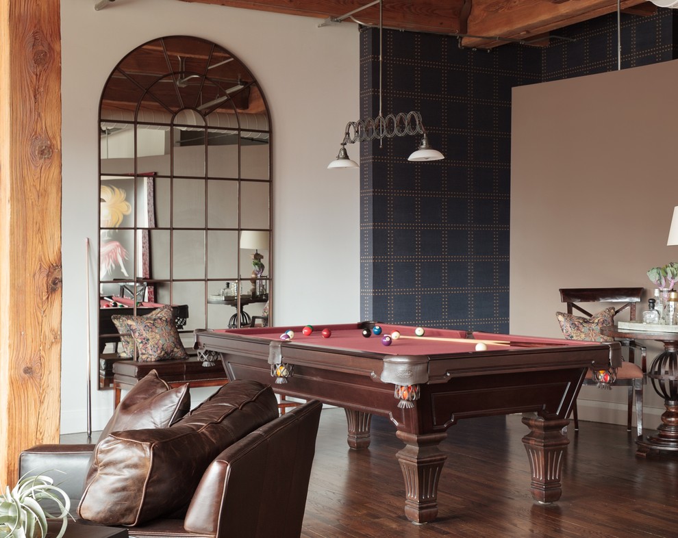 Imagen de sala de estar industrial con paredes blancas, suelo de madera oscura y suelo marrón