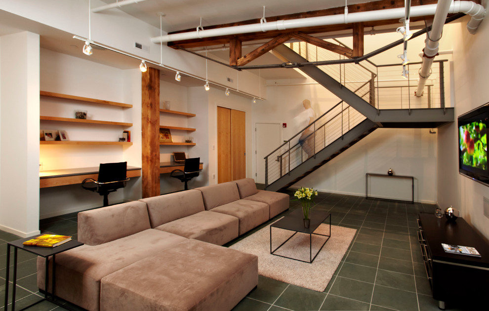 Идея дизайна: двухуровневая гостиная комната в стиле модернизм с белыми стенами, полом из сланца и телевизором на стене