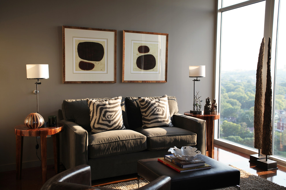 Kleines, Offenes Modernes Wohnzimmer mit grauer Wandfarbe und Betonboden in Nashville