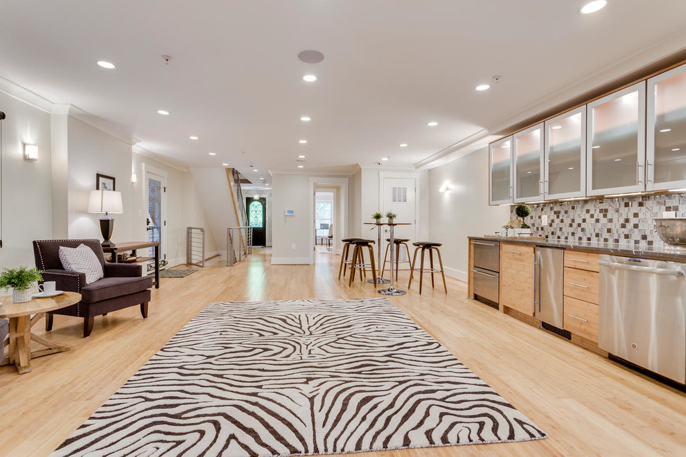 Mittelgroßes, Offenes Modernes Wohnzimmer mit Hausbar, grauer Wandfarbe, Bambusparkett und TV-Wand in Washington, D.C.