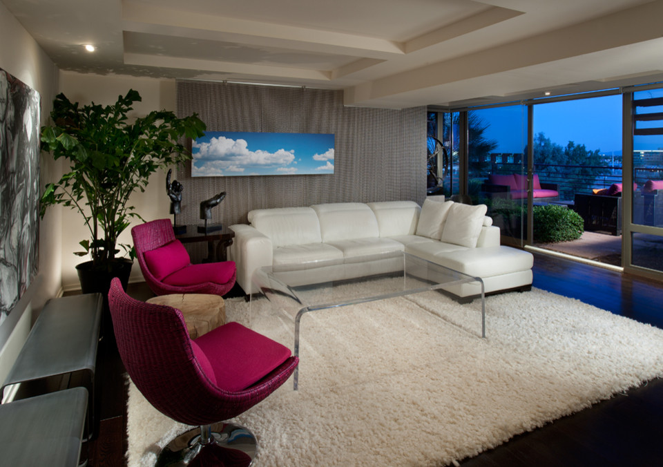 Idee per un piccolo soggiorno minimal chiuso con pareti bianche, parquet scuro e TV a parete