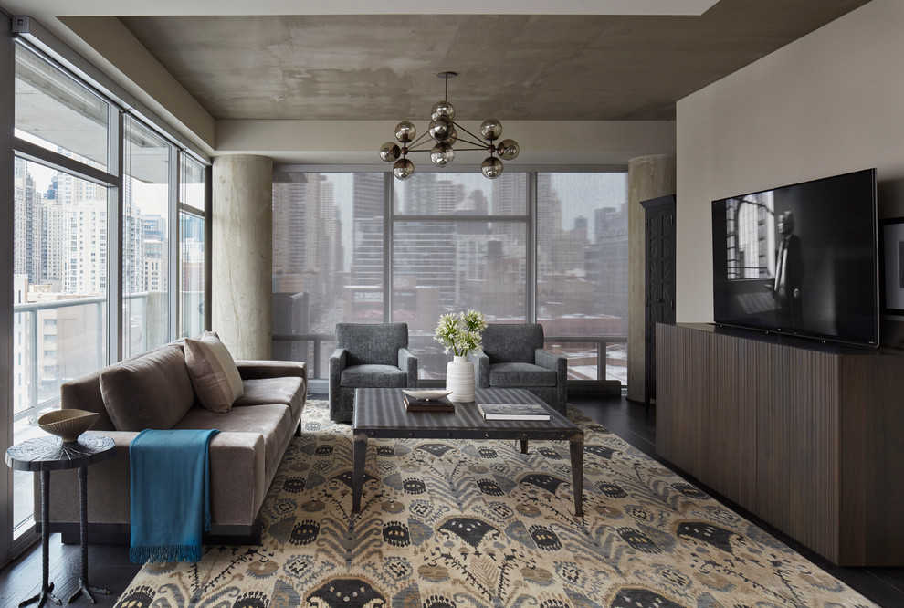 Großes, Abgetrenntes Modernes Wohnzimmer ohne Kamin mit freistehendem TV, grauer Wandfarbe, dunklem Holzboden und schwarzem Boden in Chicago