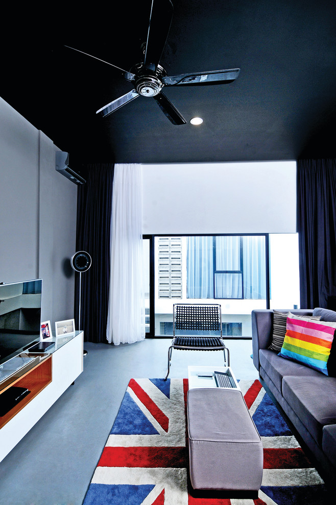 Стильный дизайн: изолированная комната для игр среднего размера в современном стиле с серыми стенами, бетонным полом и отдельно стоящим телевизором - последний тренд