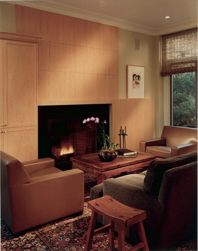 Klassisches Wohnzimmer mit beiger Wandfarbe, Kamin, Kaminumrandung aus Holz und Wandpaneelen in Chicago