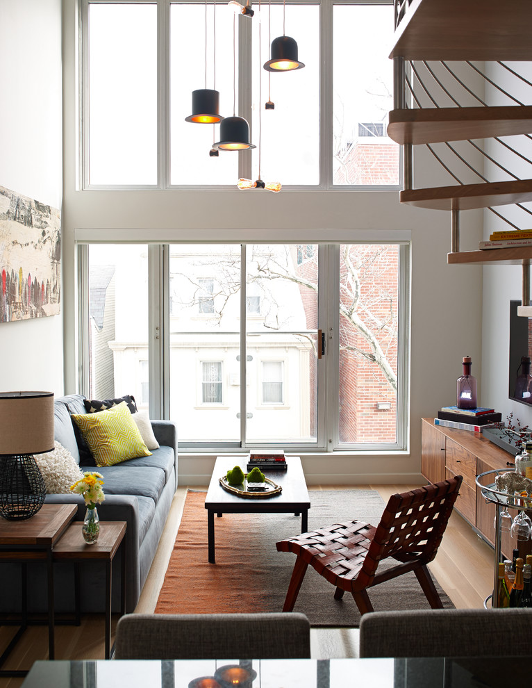 Offenes Modernes Wohnzimmer ohne Kamin mit weißer Wandfarbe und TV-Wand in New York