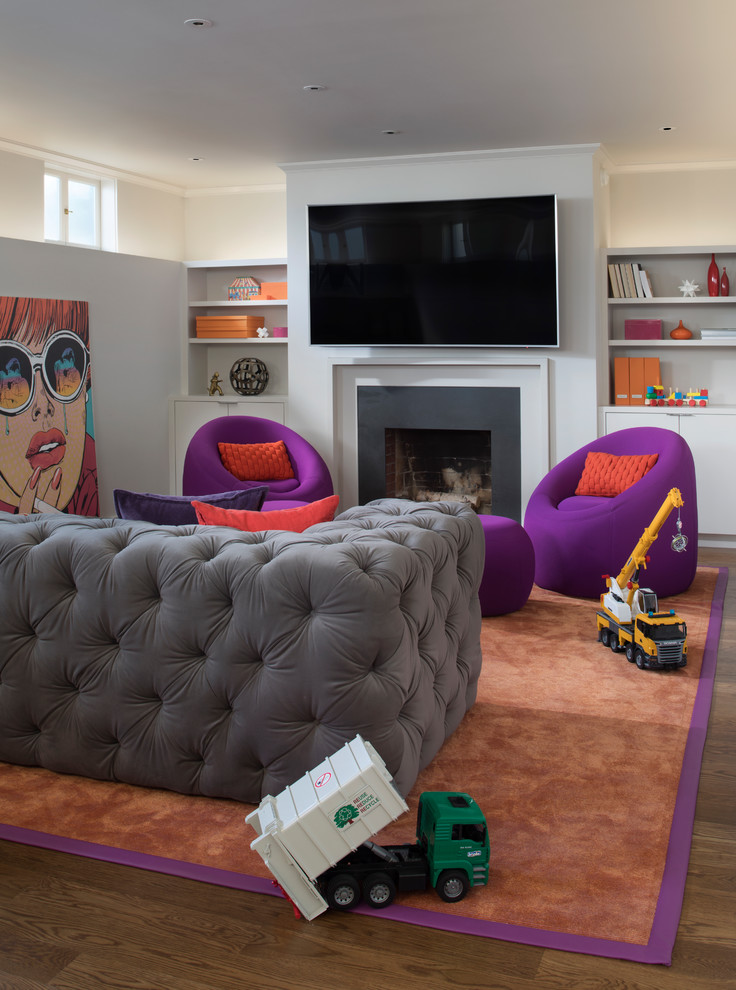 Exemple d'une salle de séjour tendance avec un mur gris, parquet foncé, une cheminée standard et un sol marron.