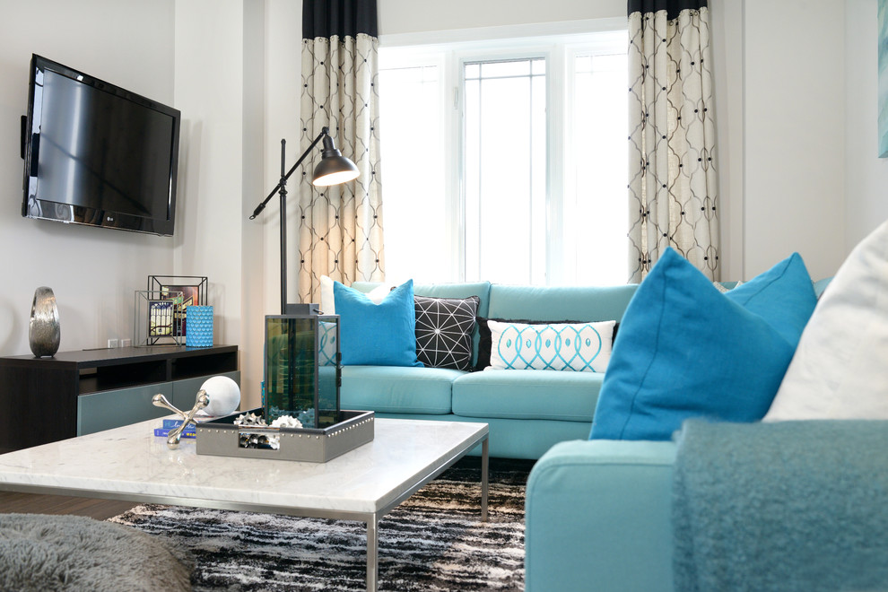 Immagine di un soggiorno design di medie dimensioni e aperto con pareti grigie, pavimento in legno massello medio, TV a parete e pavimento marrone